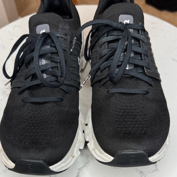 On Running Cloudtec Black and White Athletic Shoes 9.5 - Picture 2 of 9